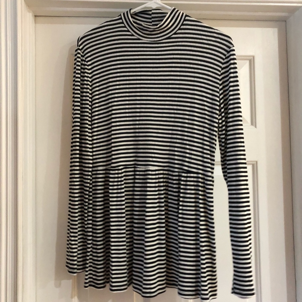 Long sleeves mock neck top